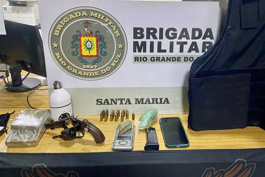 Homem é preso em Santa Maria com arma, munições e drogas no Bairro Urlândia