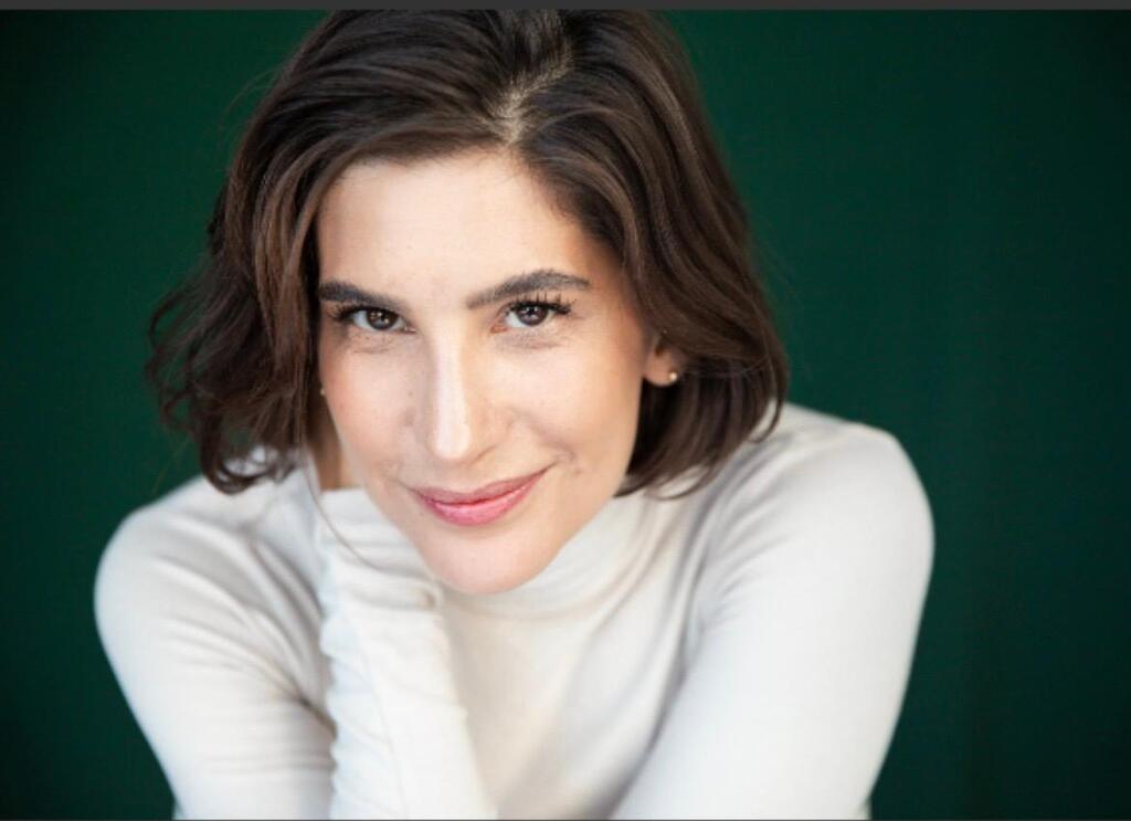 Fotos: Divulgação - Ex-integrante do grupo O Uivo do Coyote, atriz formada na UFSM ficou quase uma década no Exterior