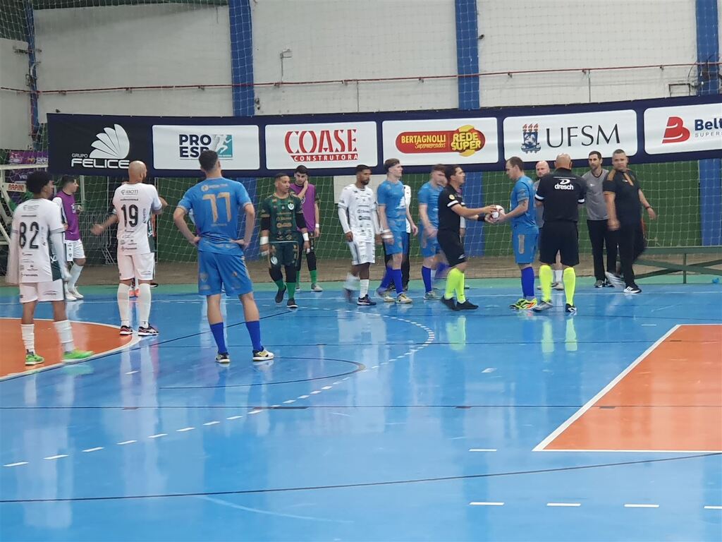 Foto: Gilson Alves (Canal JoGA) - No jogo de ida da fase de oitavas de final, realizado no Centro Desportivo Municipal, em Santa Maria, a equipe visitante (de uniforme branco), venceu por 3 a 2