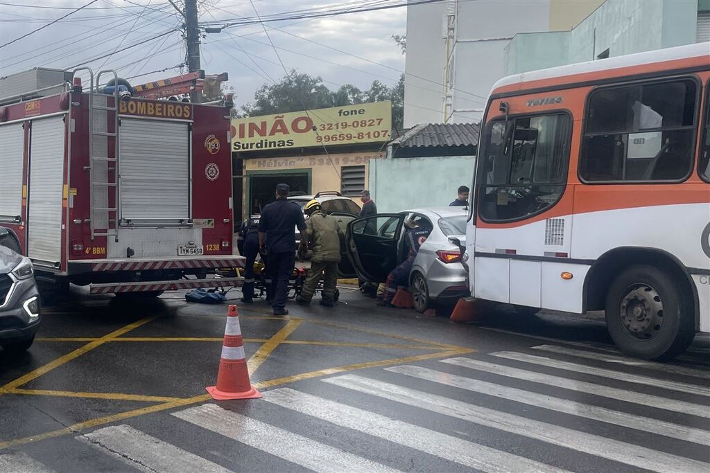 título imagem Ônibus do transporte coletivo colide com carro e trânsito fica bloqueado em Santa Maria