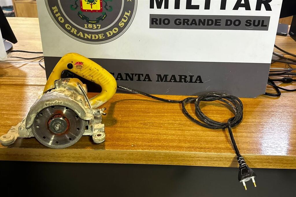 título imagem Jovem é preso após furtar e esconder uma serra elétrica no meio de entulhos em Santa Maria