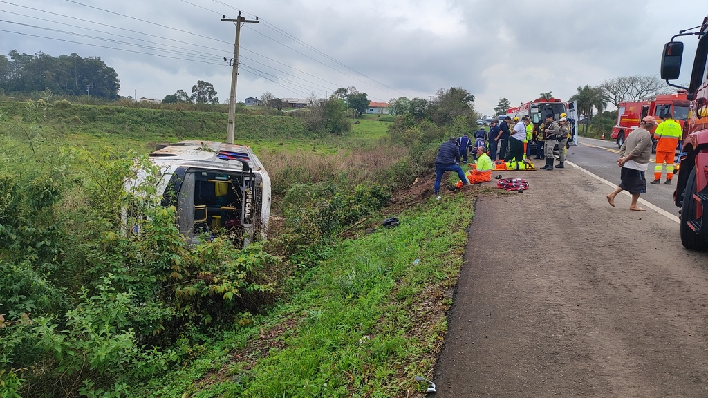 VÍDEO: Ônibus capota na RSC-287 em Restinga Sêca e deixa feridos