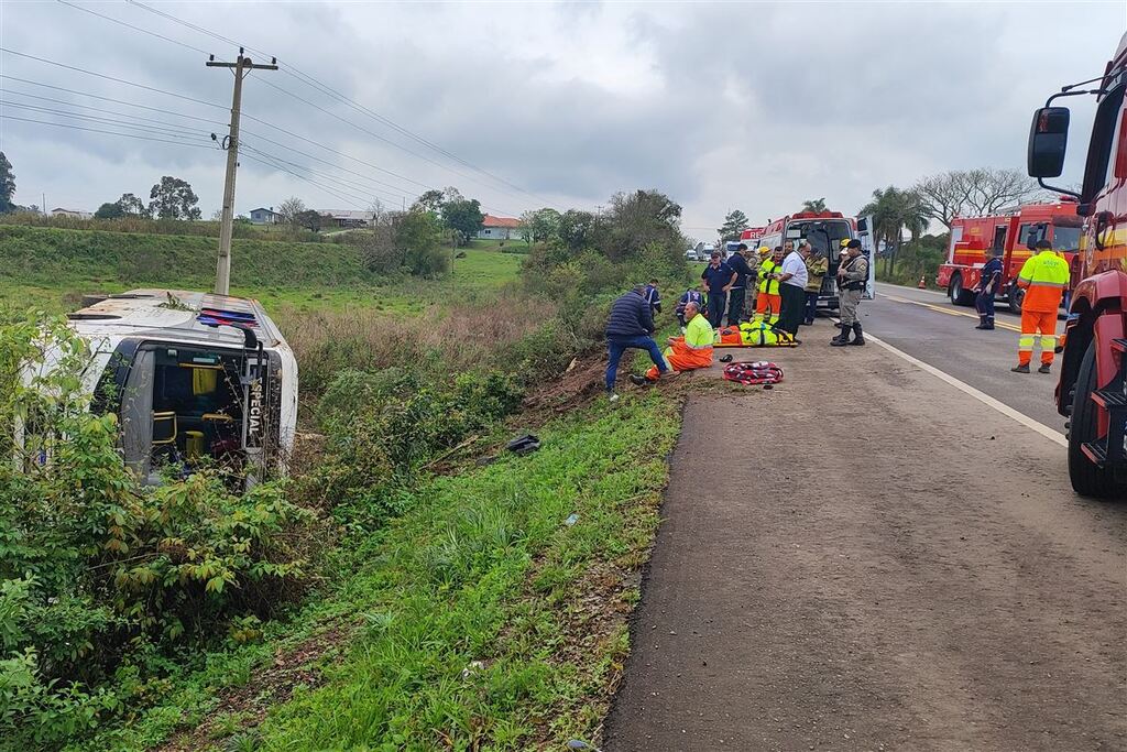 VÍDEO: Ônibus capota na RSC-287 em Restinga Sêca e deixa feridos
