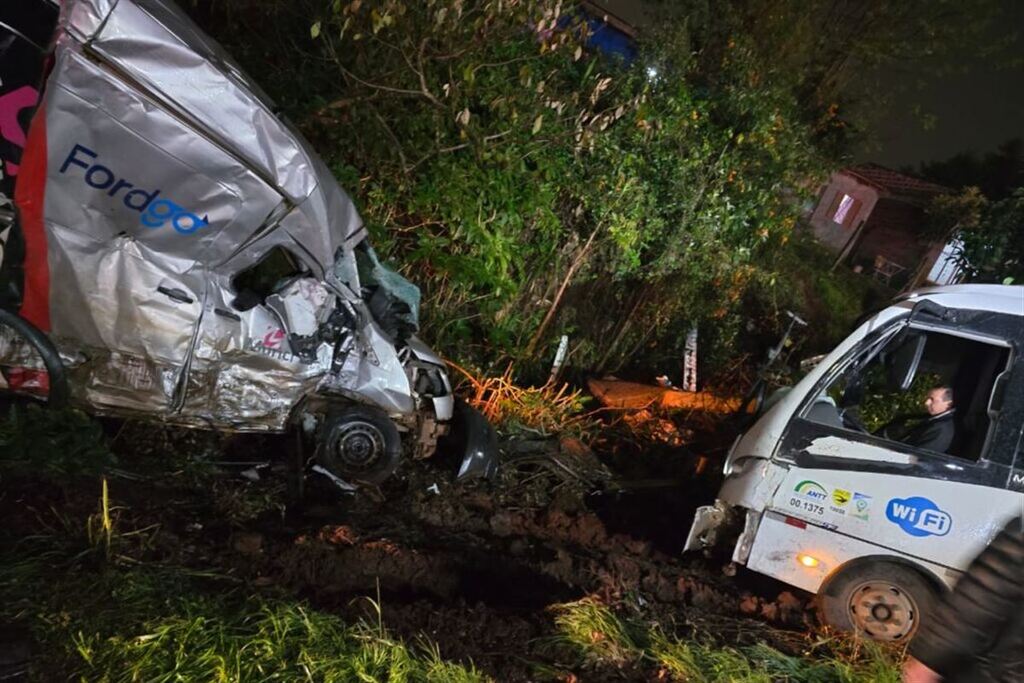 Colisão entre micro-ônibus e van deixa 16 pessoas feridas na ERS-324 em Passo Fundo