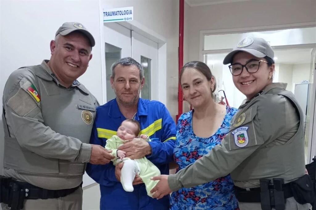 título imagem Bebê de dois meses é salvo por policiais militares de Santiago após se engasgar