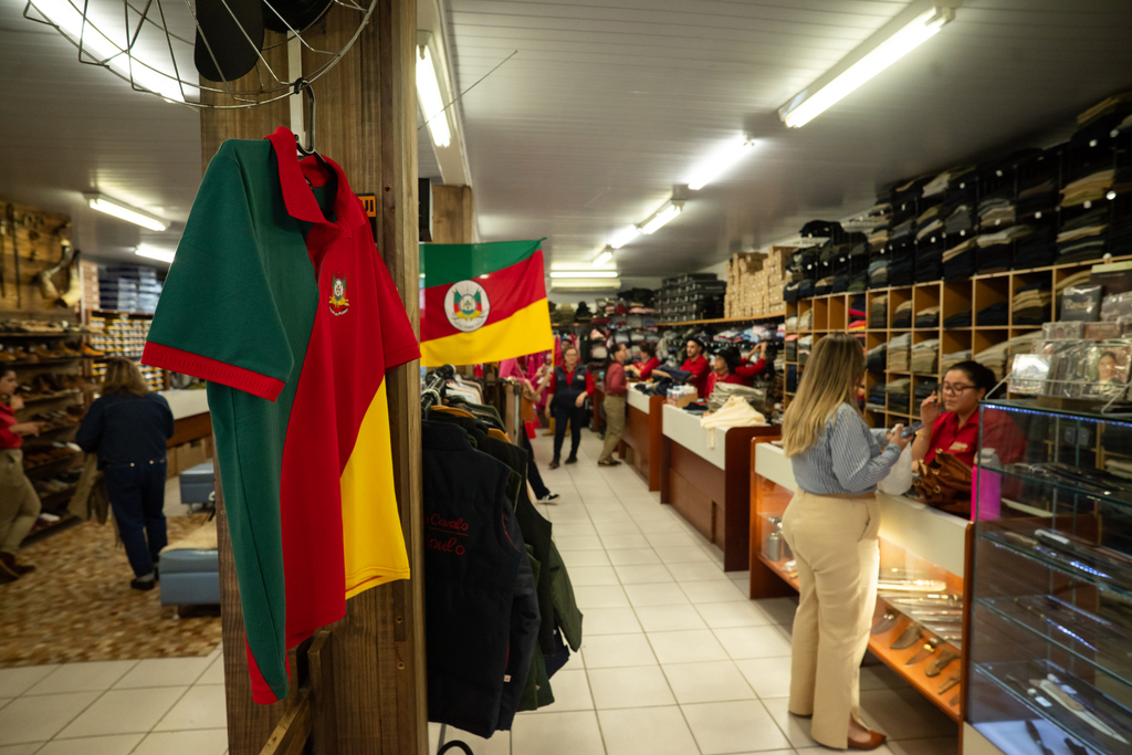 título imagem Mês gaudério impulsiona vendas de pilchas; bombacha e alpargata lideram a preferência