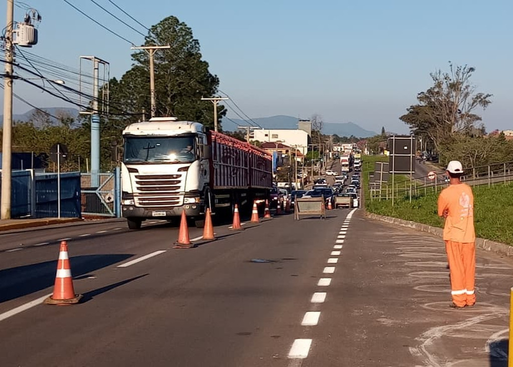 título imagem Lentidão na Faixa Velha para obra de reabertura de retornos na tarde desta terça