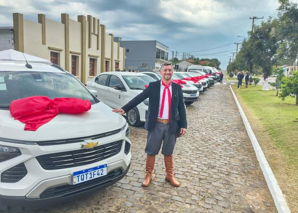 título imagem São Martinho da Serra renova frota da prefeitura com 10 novos veículos