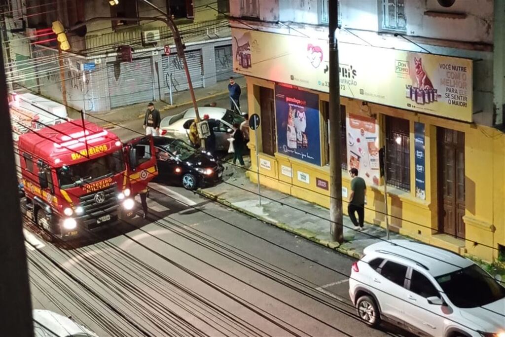 Colisão entre dois carros no Centro de Santa Maria deixa condutores feridos