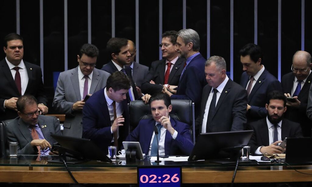 título imagem PEC da blindagem é aprovada por deputados e vai ao Senado; voto secreto é derrubado por falta de quórum