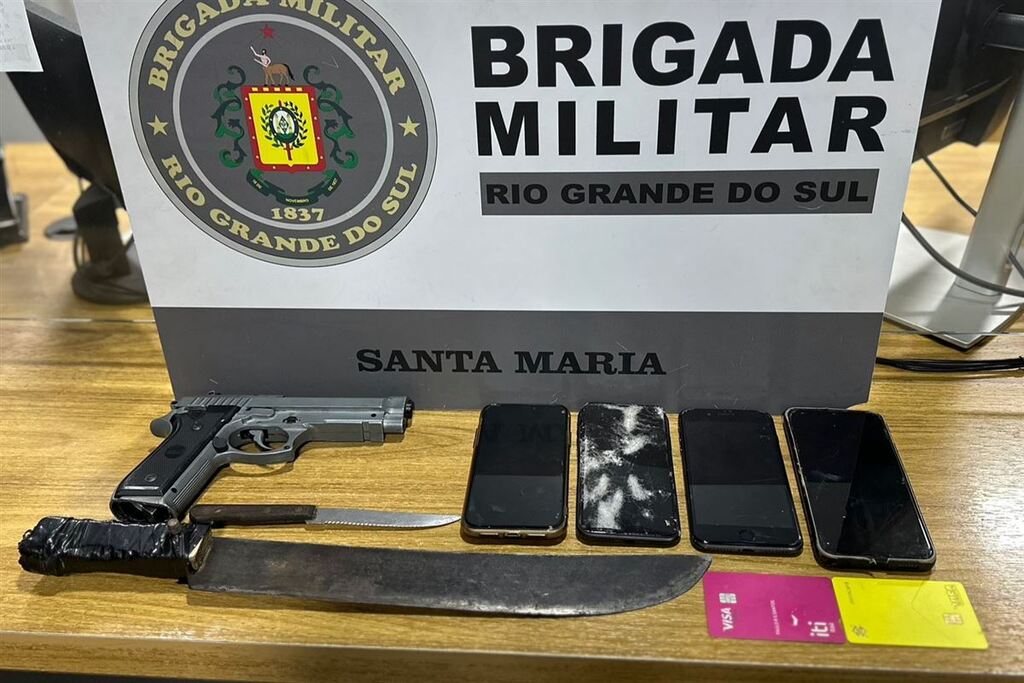 título imagem Dois adolescentes são apreendidos e jovem é preso após roubo em frente à UFSM