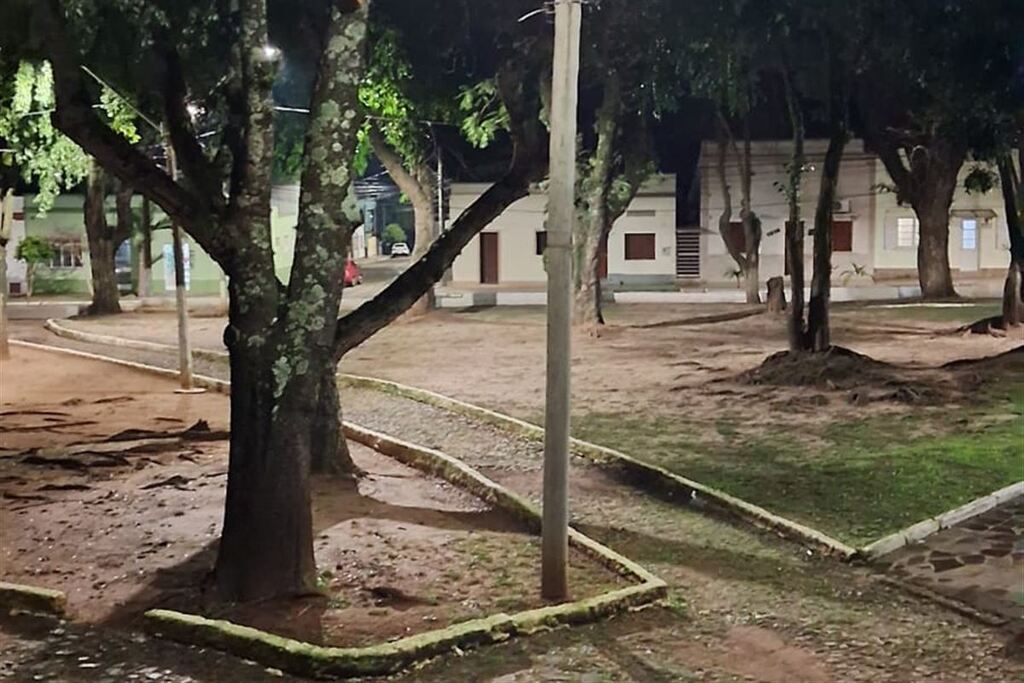 Homem morre após ser agredido a pedrada e golpes de facão em praça de São Gabriel
