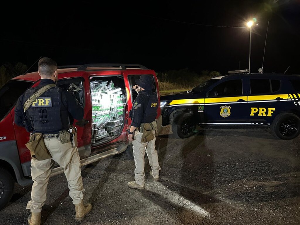 Foto: PRF (Divulgação) - Automóvel com placas do Paraná barrado na BR-153 na madrugada desta sexta estava lotado de cigarros