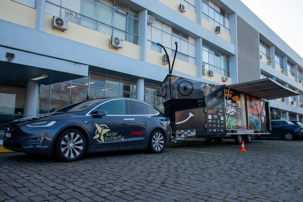 Foto: Vinicius Becker - O SolarButterfly é uma casa movida a energia solar, com 9 metros de comprimento, que é rebocada por um carro elétrico