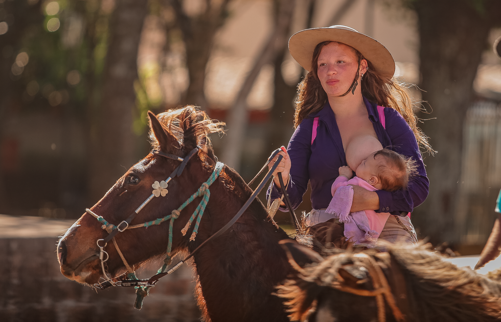 Em cavalgada em São Francisco de Assis, mãe amamenta filha durante o trajeto e registro emociona