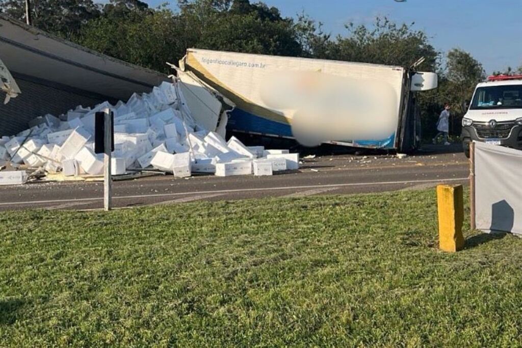 título imagem Motorista fica com ferimentos graves após colisão frontal entre carreta e caminhão, em São Vicente do Sul
