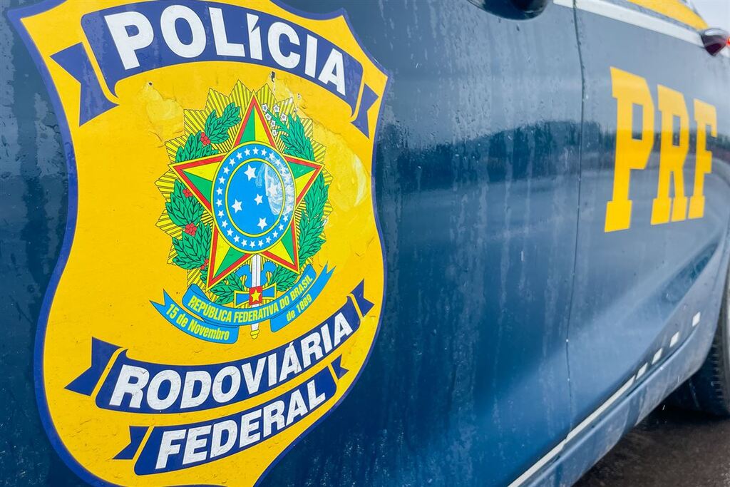 Condutor fica gravemente ferido após colisão frontal entre carro e carreta, em Santana da Boa Vista