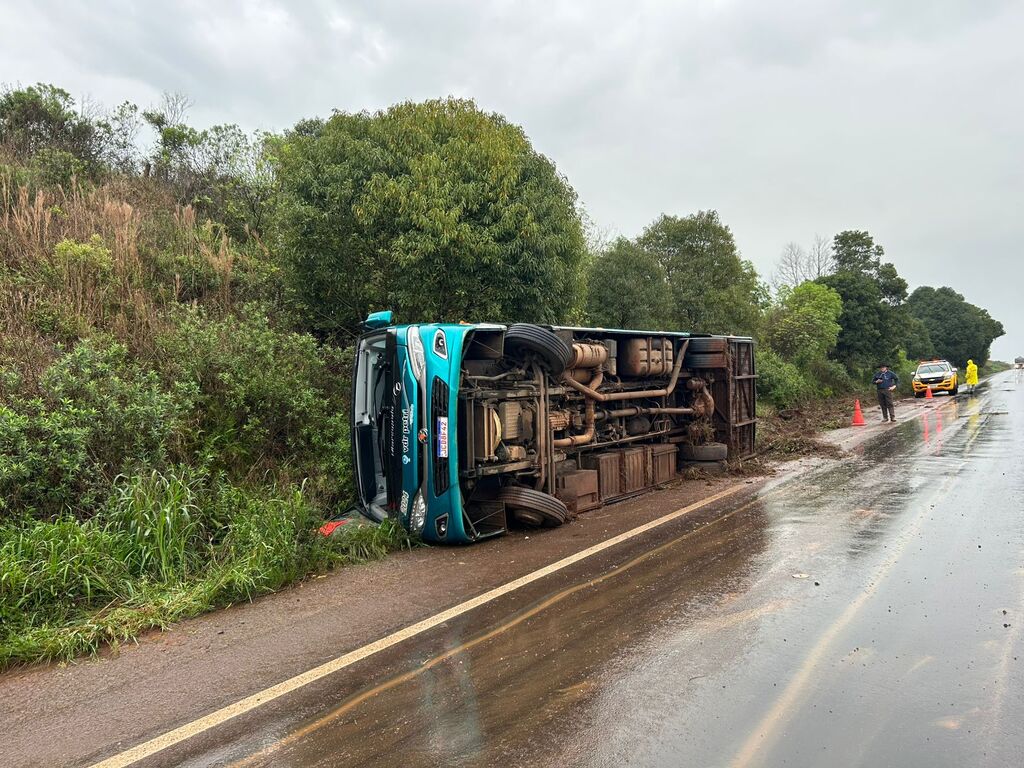 Ônibus que transportava religiosos para Santa Maria tomba em rodovia da região e deixa quatro feridos
