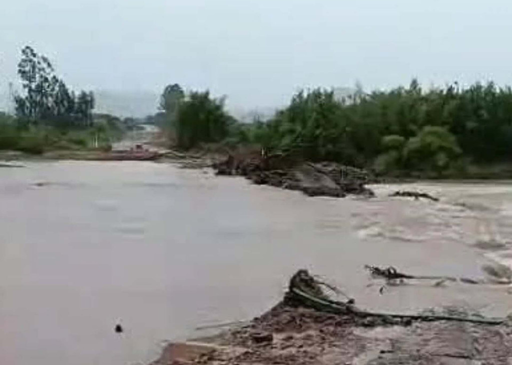título imagem Chuva intensa alaga bairros e deixa famílias desalojadas em Santa Maria; região também registra transtornos