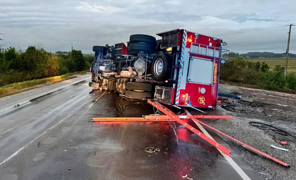 Caminhão dos bombeiros vira na BR-290 durante atendimento a ocorrência em Rosário do Sul