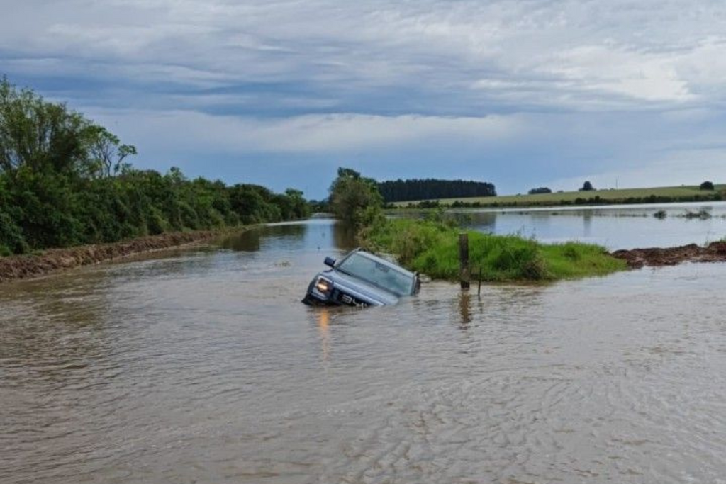 título imagem Estrada alagada por chuva intensa causa acidente em Restinga Sêca
