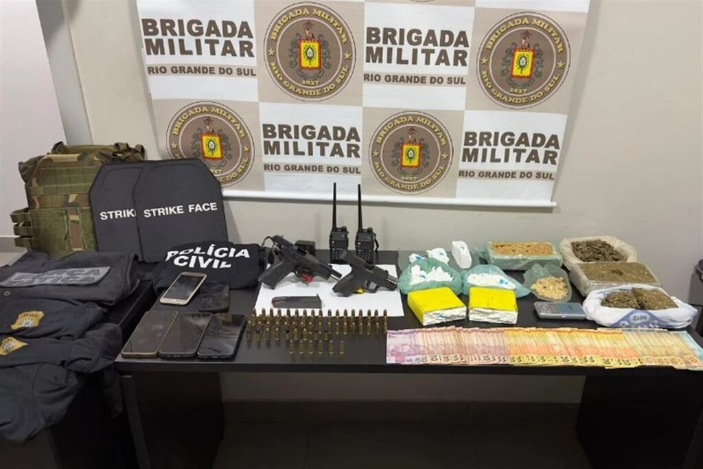 título imagem Três pessoas são presas em Santa Maria com armas, drogas e munições; Ação do Batalhão de Choque também apreende adolescente
