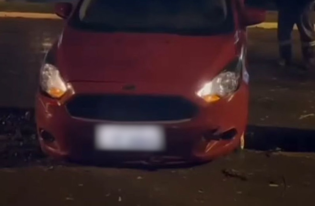 Carro cai em vala na Avenida Osvaldo Cruz e moradores denunciam falta de sinalização