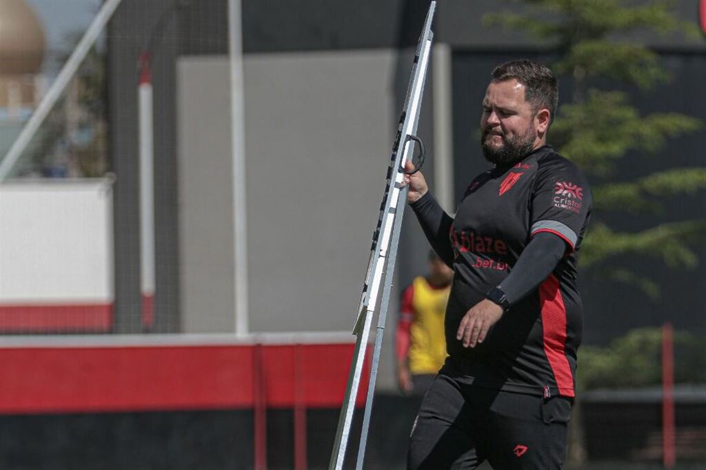 título imagem Santa-mariense trabalha em clube que está em ascensão na Série B do Brasileirão