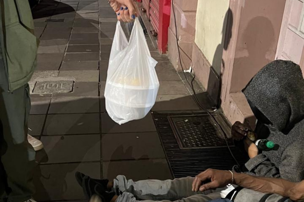 Projeto Conexão Solidária leva refeições a moradores em situação de rua em Santa Maria