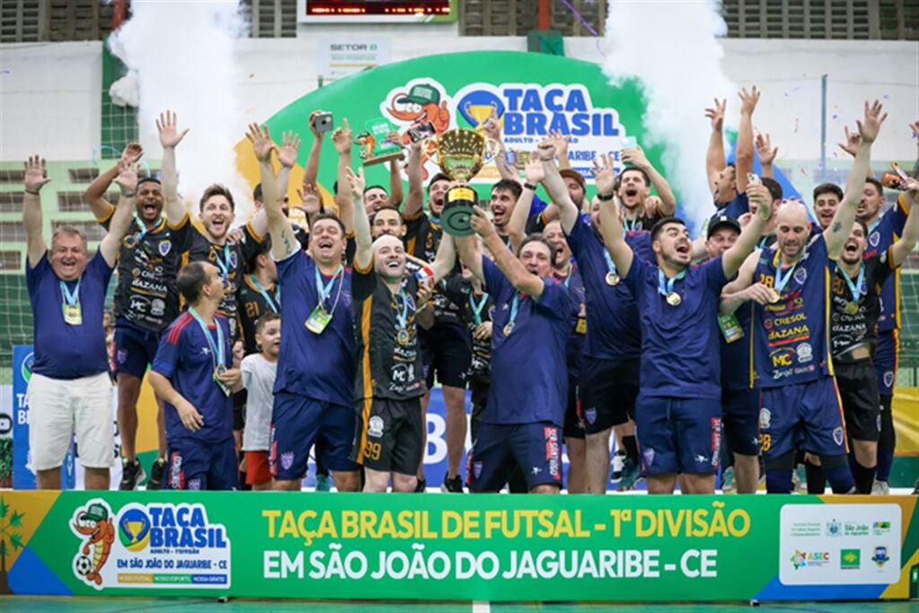 Foto: Cecília Prutchansky - Delegação santiaguense comemora título que foi conquistado 
após vitória contra o Fortaleza, em São João do Jaguaribe-CE