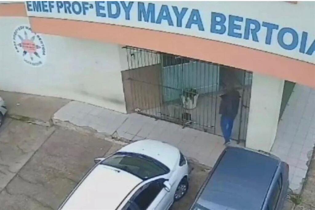 título imagem Homem descumpre medida protetiva e acaba detido após acionamento do botão do pânico em escola de Santa Maria