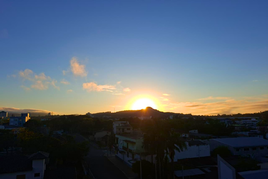 Amanhecer mais frio e tardes amenas: tempo segue firme até sábado em Santa Maria