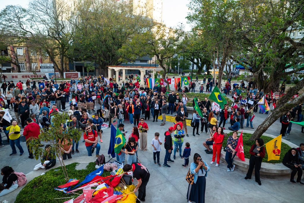 Ato em Santa Maria reúne movimentos contra anistia e a favor de mudanças fiscais e trabalhistas