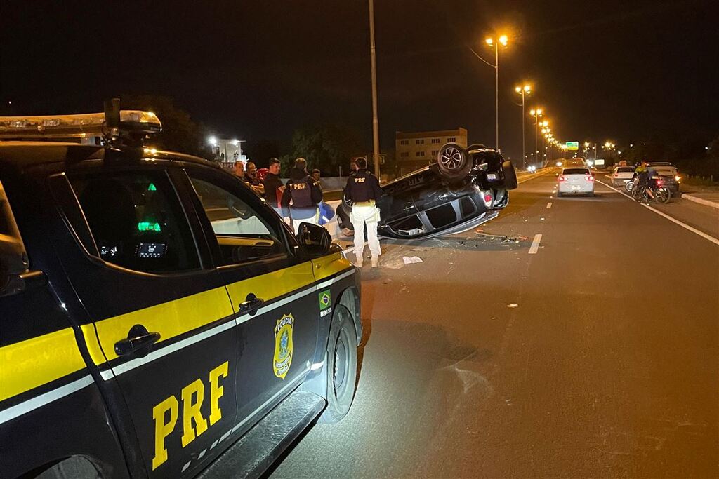 título imagem Carro colide em carreta e capota em trecho da BR-287 em Santa Maria