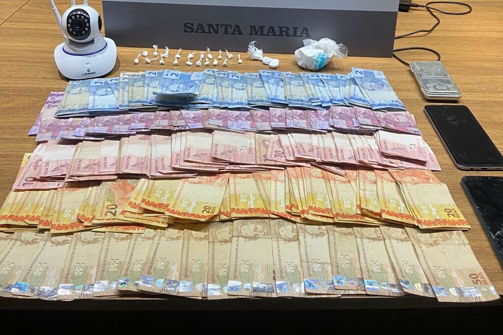 título imagem Jovem é preso com porções de cocaína e quase R$ 3,5 mil em Santa Maria