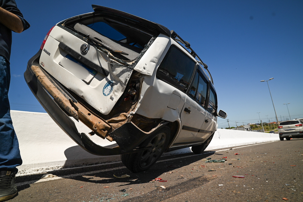 título imagem Acidente com três veículos faz carro subir em mureta central e deixa trânsito lento em Santa Maria