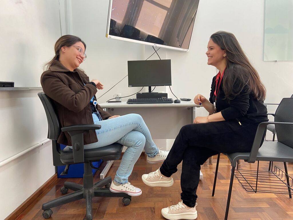 Foto: Pablo Iglesias (Diário) - A assistente social Mariele da Mata (à esq.), 31 anos, e a consultura de vendas Franciele Florence, 37, aprenderam Libras para o trabalho