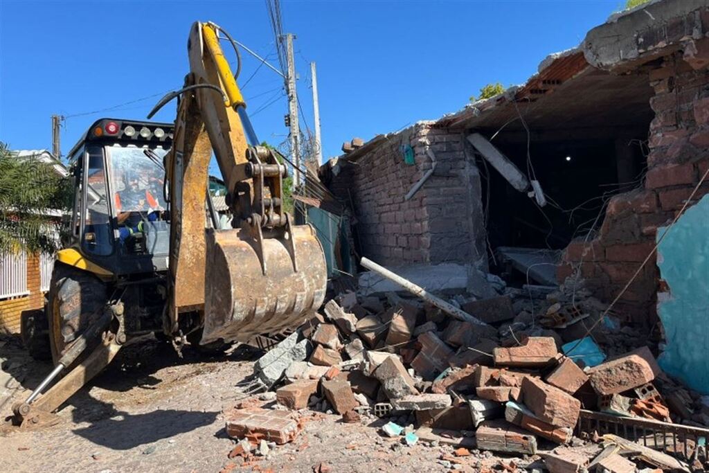 título imagem Retroescavadeira é usada para destruir 'bunker' após Polícia Civil localizar depósito de drogas em Santa Cruz do Sul