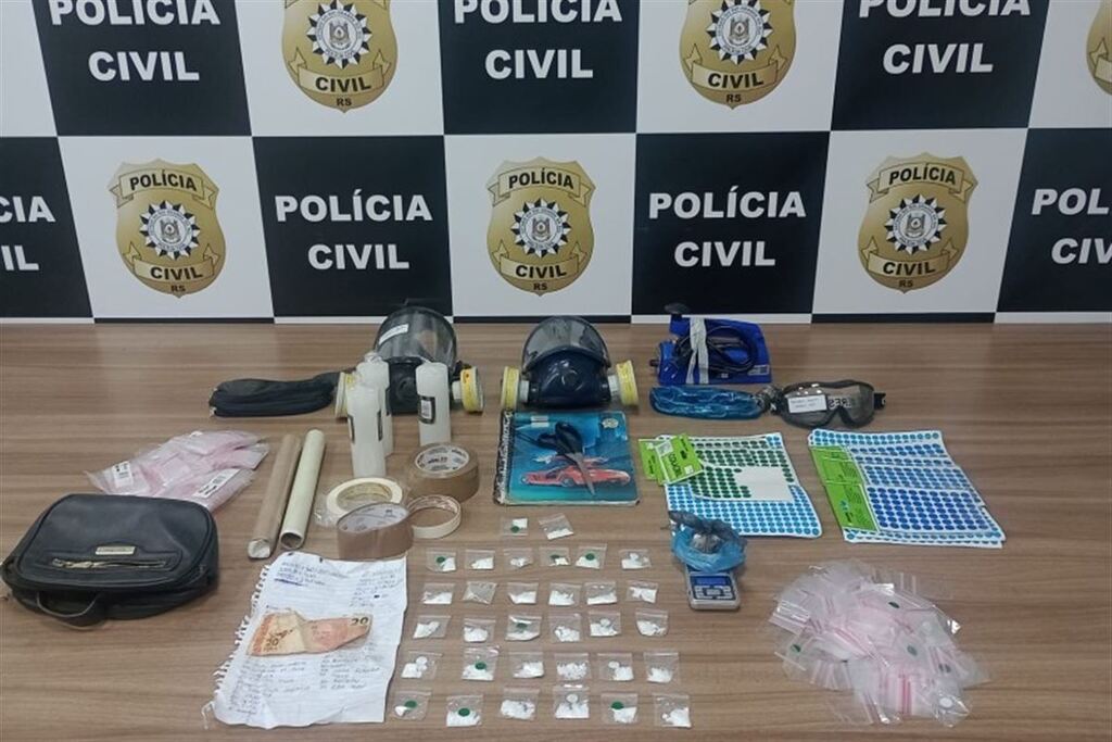 Retroescavadeira é usada para destruir 'bunker' após Polícia Civil localizar depósito de drogas em Santa Cruz do Sul