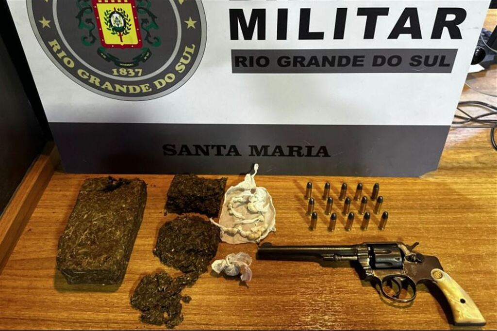 título imagem Jovem de 20 anos é preso com drogas e arma furtada em Santa Maria