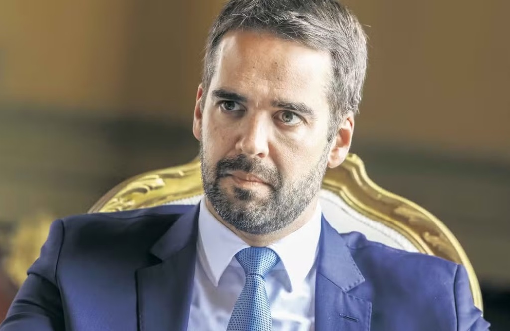 Governador Eduardo Leite é submetido a procedimento de bloqueio na coluna