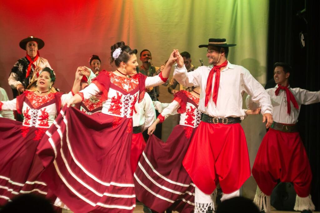 Grupo de danças do Sentinela da Querência participa de evento com 10 países no Paraguai