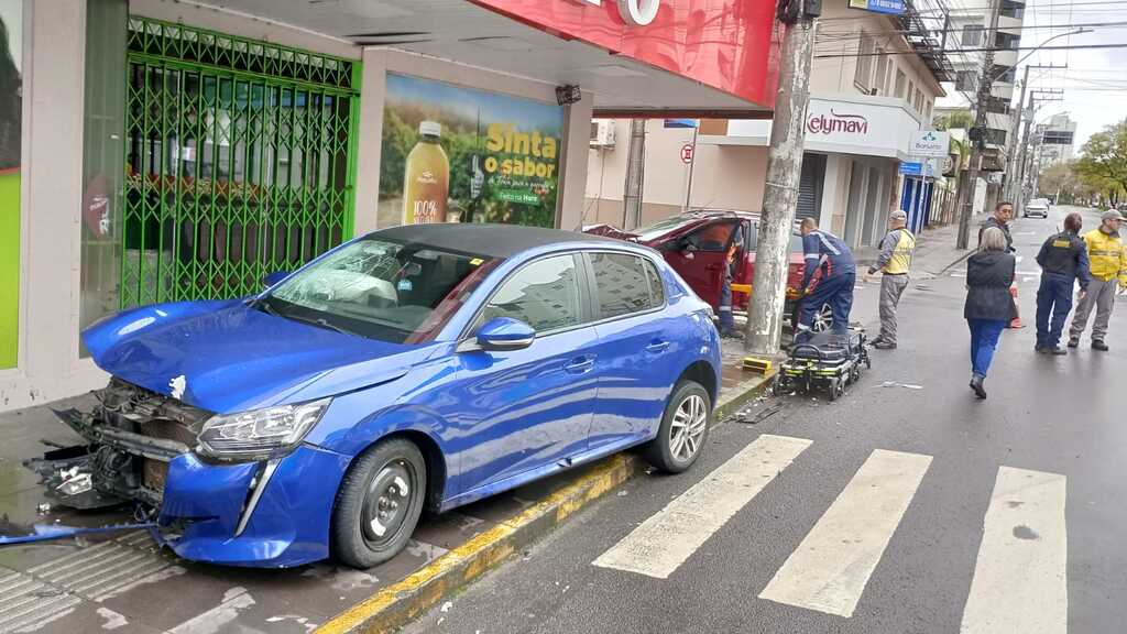 Colisão entre dois veículos deixa feridos na manhã deste domingo em Santa Maria