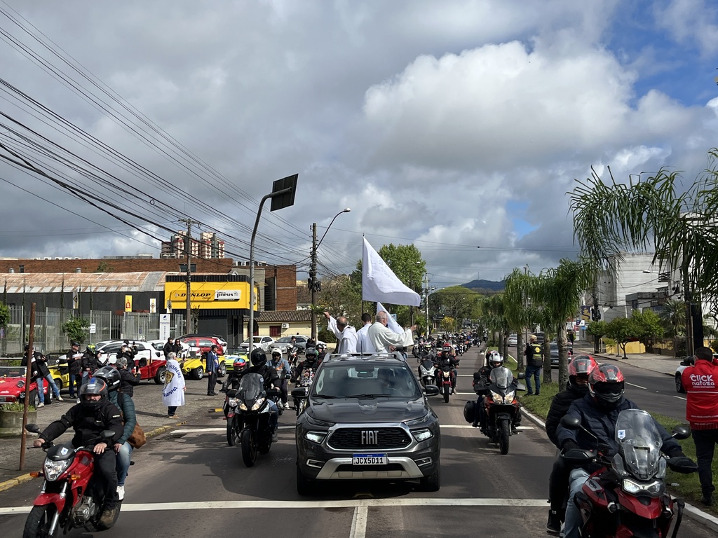 Fé sobre duas rodas: Moto Romaria reúne centenas de fiéis em Santa Maria