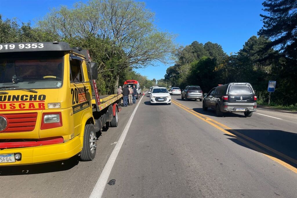 Passageira fica ferida em colisão entre moto e caminhão na Faixa Nova de Camobi; trânsito é lento na rodovia