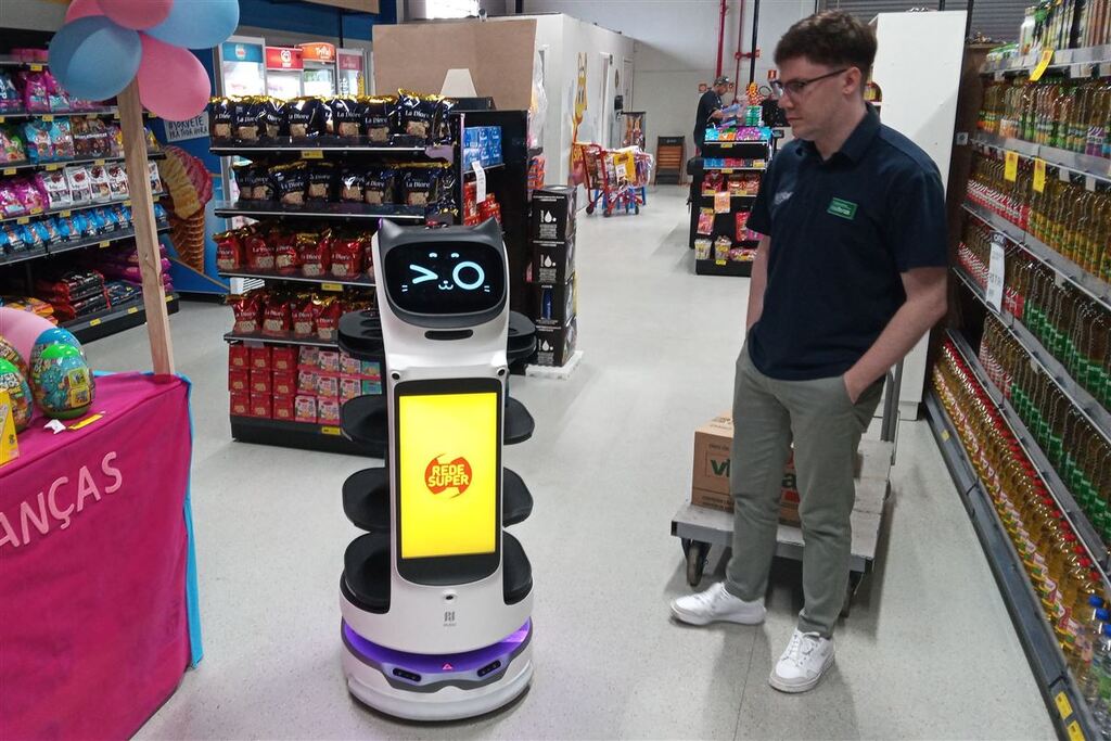Robôs-garçom e de limpeza de grandes áreas começam a ser vendidos em Santa Maria