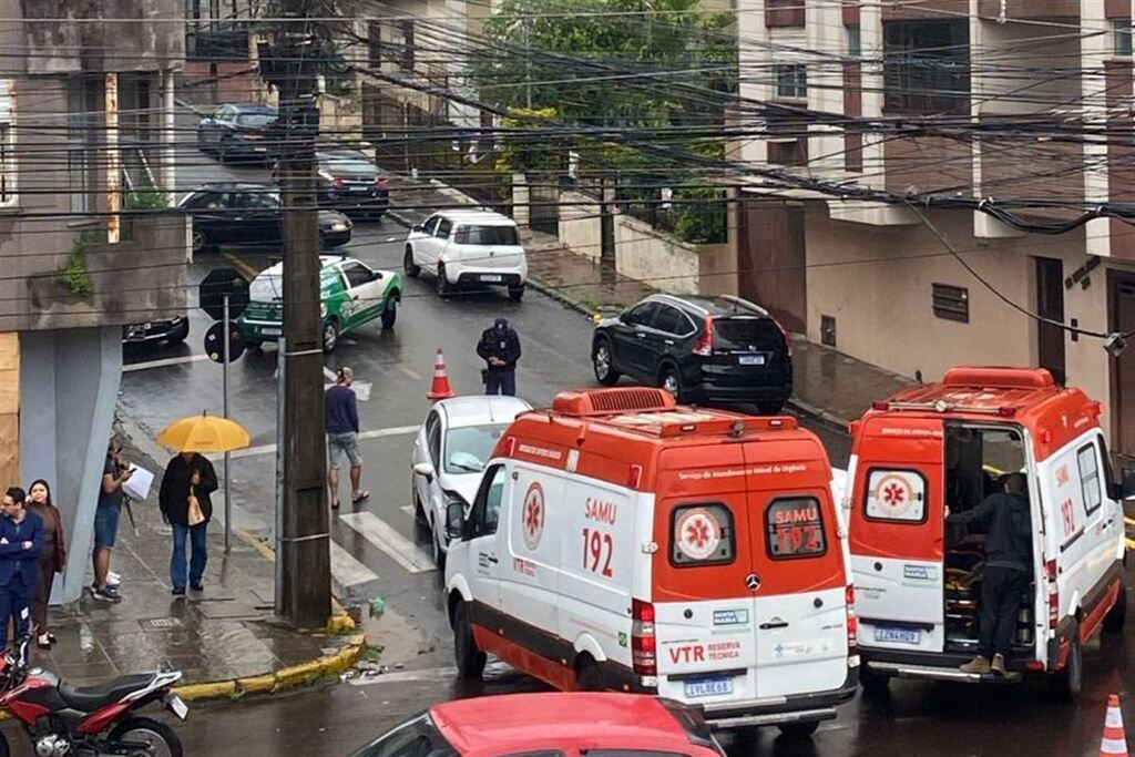 título imagem Colisão entre três veículos causa lentidão e mobiliza Samu em Santa Maria