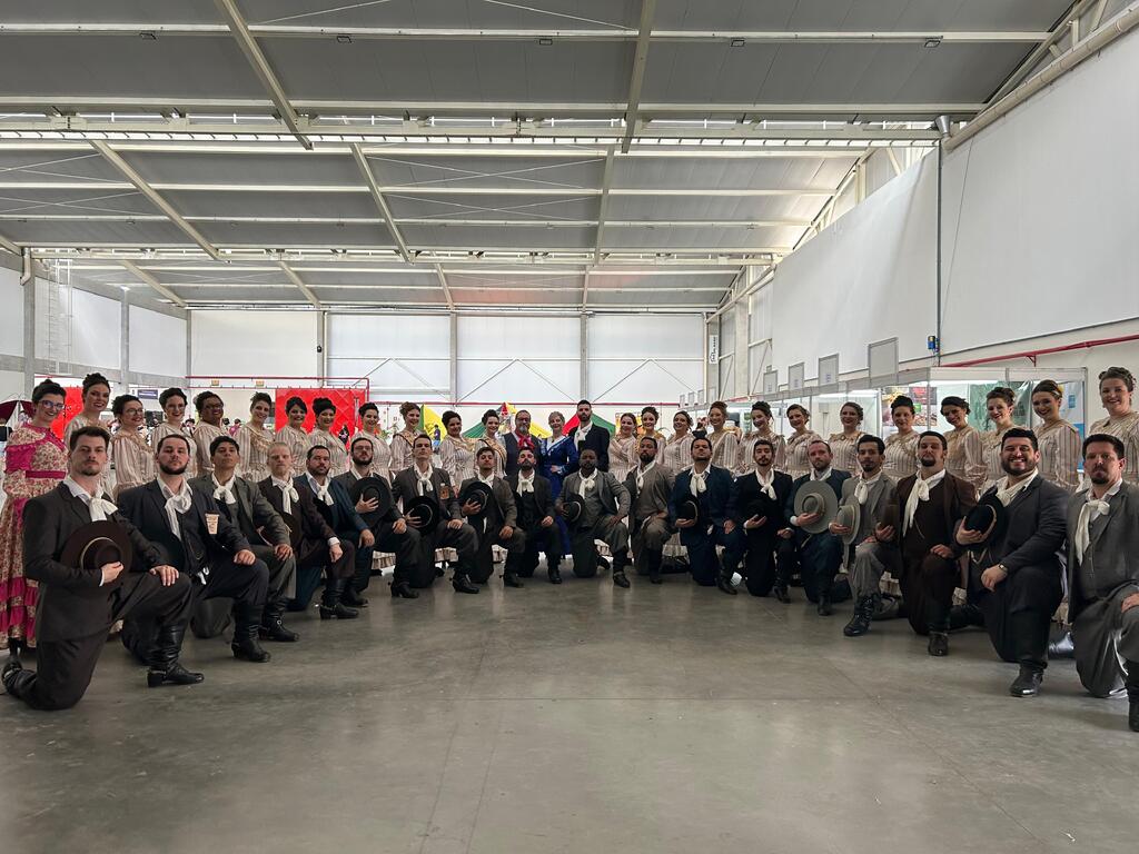 Espetáculo “Peabiru: o corredor cultural” une tradição gaúcha e latino-americana no palco da UFSM