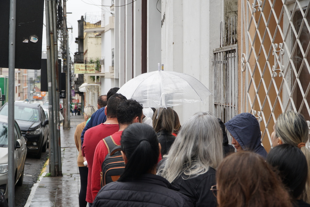 Santa-marienses enfrentam chuva e formam longa fila para garantir produtos no Bazar Solidário