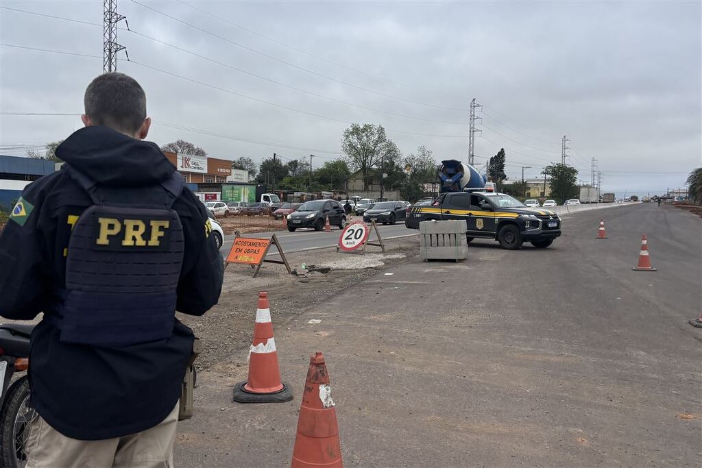 Motociclista fica ferido em acidente com caminhão boiadeiro na BR-392